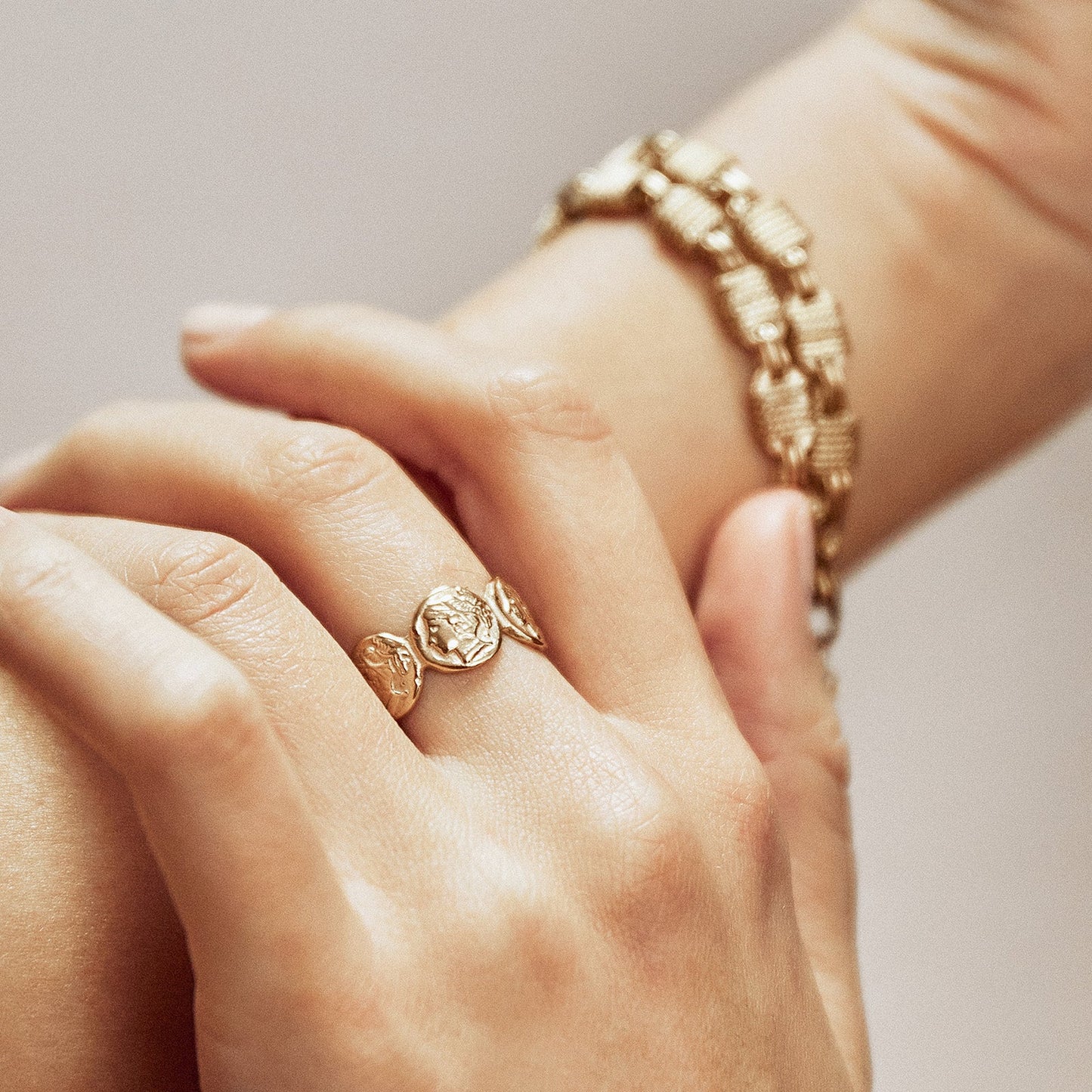 Arms Of Eve - Oscar Ring - Gold